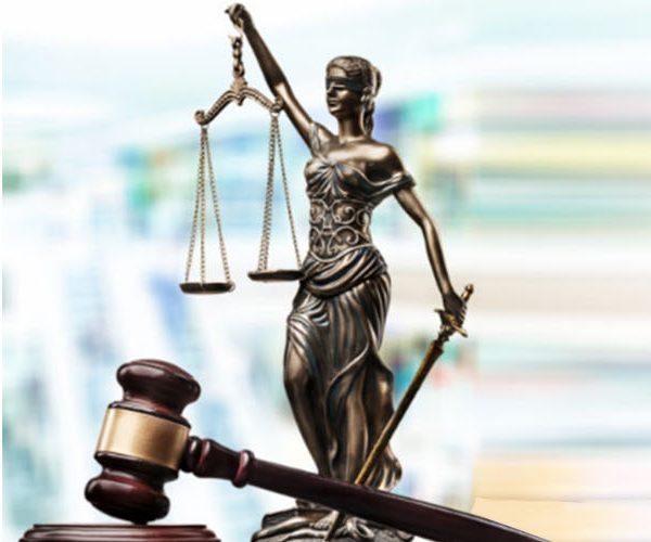 Afbeelding van vrouwe Justitia en een rechters hamer.