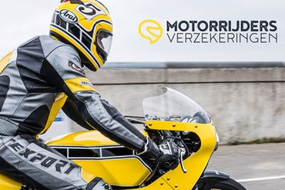 Detailfoto van een motorrijder met een zwart-geel pak en helm met de tekst "Motorrijdersverzekeringen insured by Baloise".