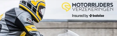 Detailfoto van een motorrijder met een zwart-geel pak en helm met de tekst "Motorrijdersverzekeringen insured by Baloise".