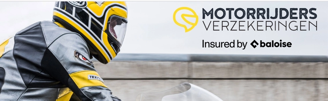 Detailfoto van een motorrijder met een zwart-geel pak en helm met de tekst "Motorrijdersverzekeringen insured by Baloise".