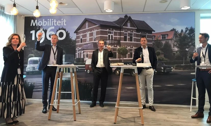 Arend-Jan Koorn, General Manager Baloise Nederland proost samen met 4 contractpartners van Volkswagen Pon Financial Services op de nieuwe samenwerking.