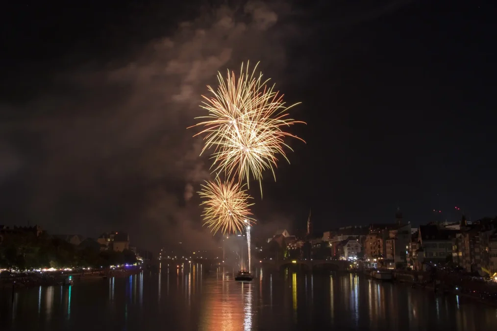 Foto van vuurwerk boven Bazel stad, gezien vanaf de rivier.